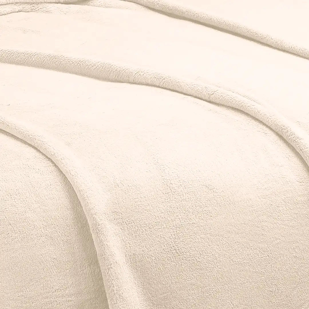 Imagen del producto Cobertor Milky Marfil de Regina, con diseño premium y detalles descriptivos