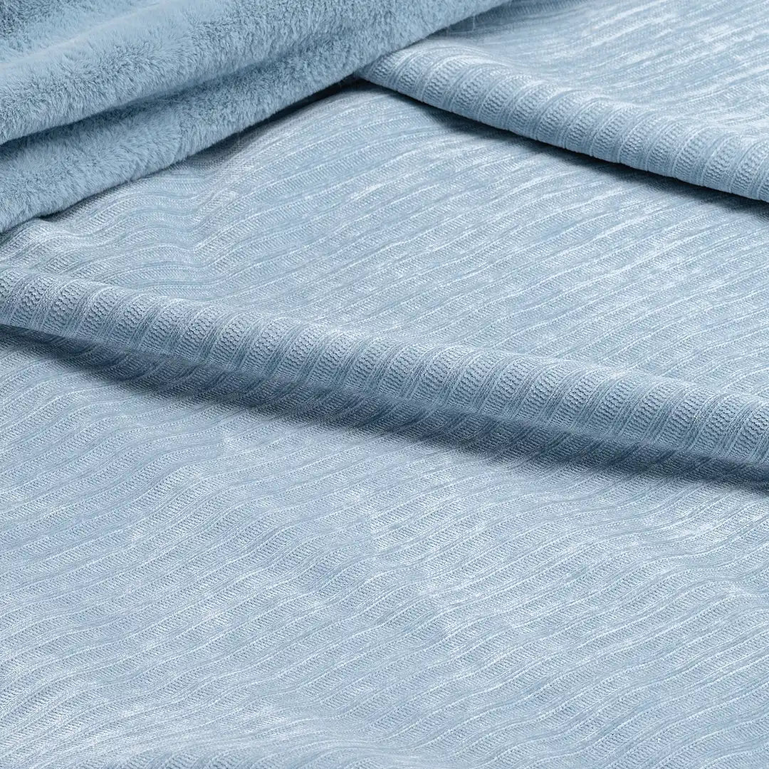 Imagen del producto Cobertor Chenille Cielo de Regina, con diseño premium y detalles descriptivos