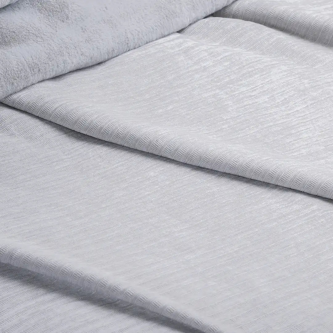 Imagen del producto Cobertor Chenille Silver de Regina, con diseño premium y detalles descriptivos