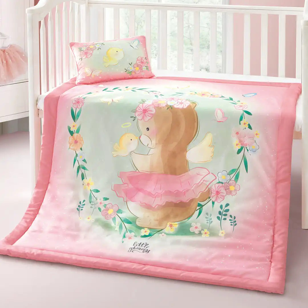 Imagen del producto Set de Edredón y Almohadita Osita Bailarina de Regina, con diseño premium y detalles descriptivos