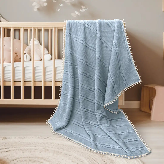 Imagen del producto Cobertor Baby Pom-Pom Celeste de Regina, con diseño premium y detalles descriptivos