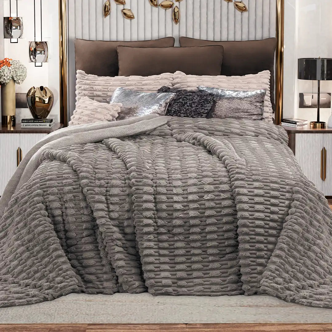 Imagen del producto Edre-Cobertor Boutique Odissey Taupé de Regina, con diseño premium y detalles descriptivos