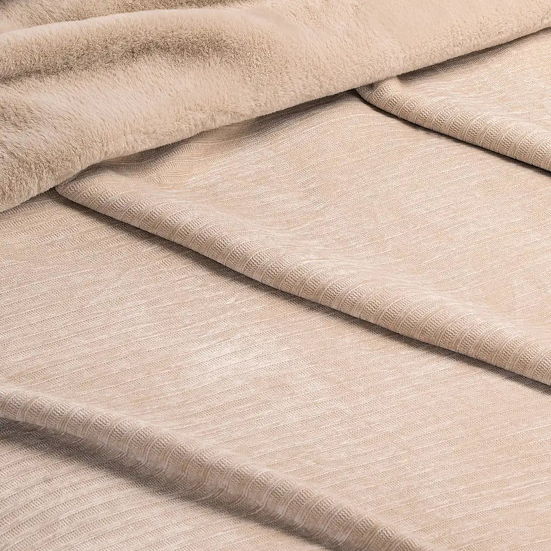 Imagen del producto Cobertor Chenille Caramel de Regina, con diseño premium y detalles descriptivos
