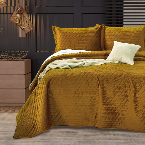 Imagen del producto Set de Edredón Bordado Terciopelo Cassanova de Regina, con diseño premium y detalles descriptivos