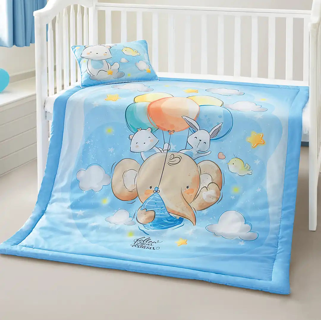 Imagen del producto Set de Edredón y Almohadita Elefantito Volador Cielo de Regina, con diseño premium y detalles descriptivos