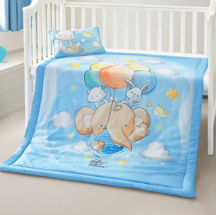Imagen del producto Set de Edredón y Almohadita Elefantito Volador Cielo de Regina, con diseño premium y detalles descriptivos