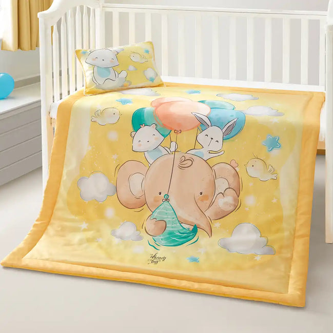 Imagen del producto Set de Edredón y Almohadita Elefantito Volador Vainilla de Regina, con diseño premium y detalles descriptivos