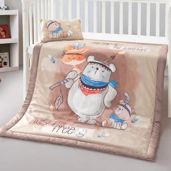 Imagen del producto Set de Edredón y Almohadita Osito Aventuras de Regina, con diseño premium y detalles descriptivos