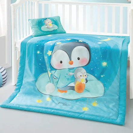 Imagen del producto Set de Edredón y Almohadita Pingüis de Regina, con diseño premium y detalles descriptivos